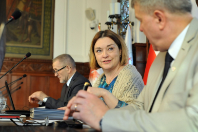 Na zdjęciu widzimy Przewodniczącą Rady Miejskiej w Słupsku, Beatę Chrzanowską oraz dwóch Wiceprzewodniczących, Tadeusza Bobrowskiego i Wojciecha Gajewskiego